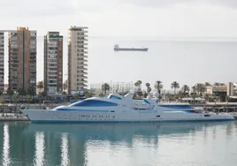 Así es Yas, el super yate del príncipe de Dubái que deslumbra en el Puerto de Málaga