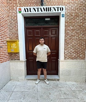 Imagen secundaria 2 - Tres jóvenes más que aspiran a tomar las riendas del ayuntamiento: arriba, Samuel Sordo, el más joven, que con 18 años se presenta por el PP en Poza de la Vega (Palencia). Ignacio Monforte (27 años) lo hará con Podemos en Fuentecantos, Soria; y Raúl San Román, que posa ante el ayuntamiento de Nueva Villa de las Torres, intentará ganarse el bastón de mando del municipio vallisoletano con Vox