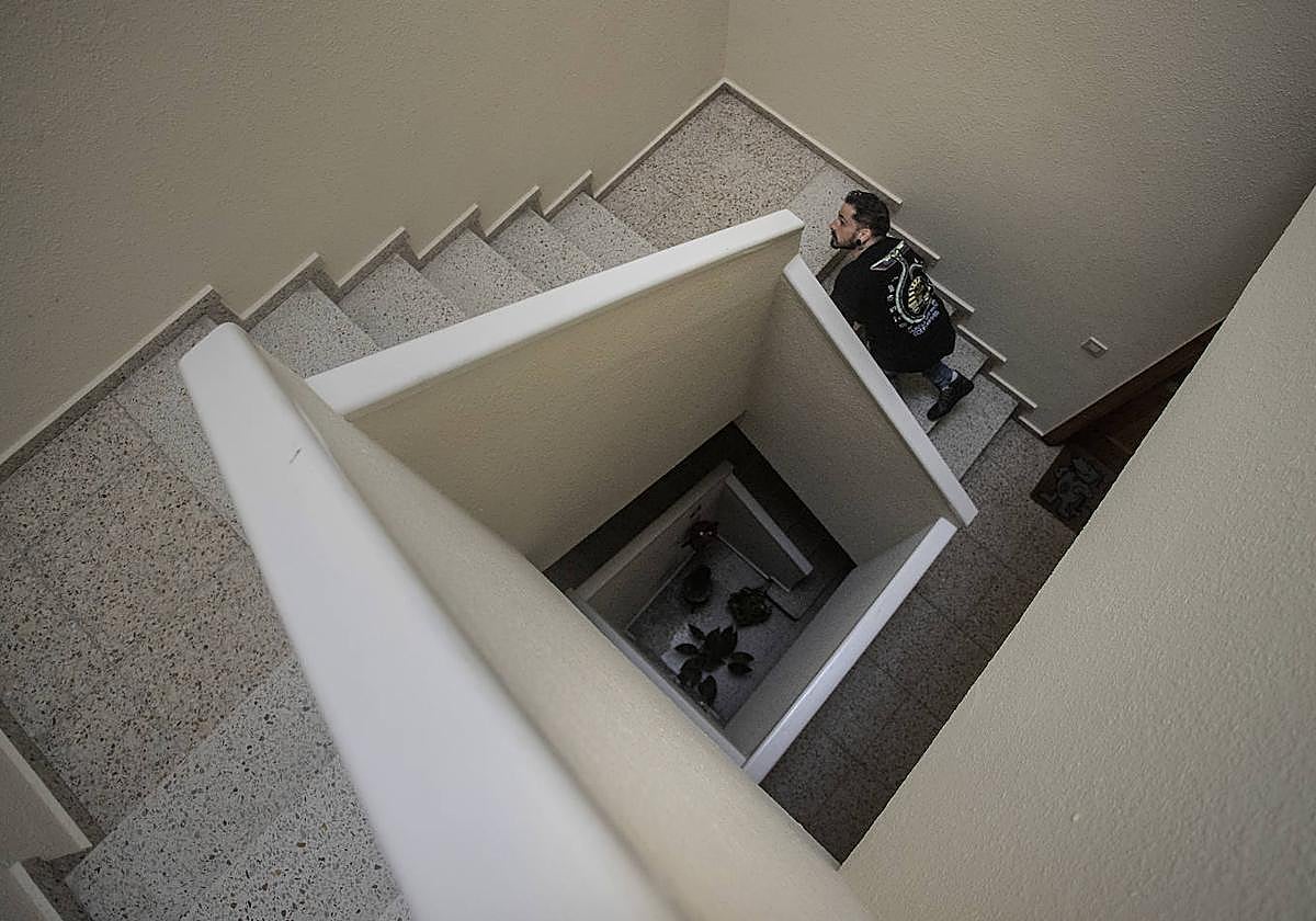 Mario Becerra, en su piso de Ferrol