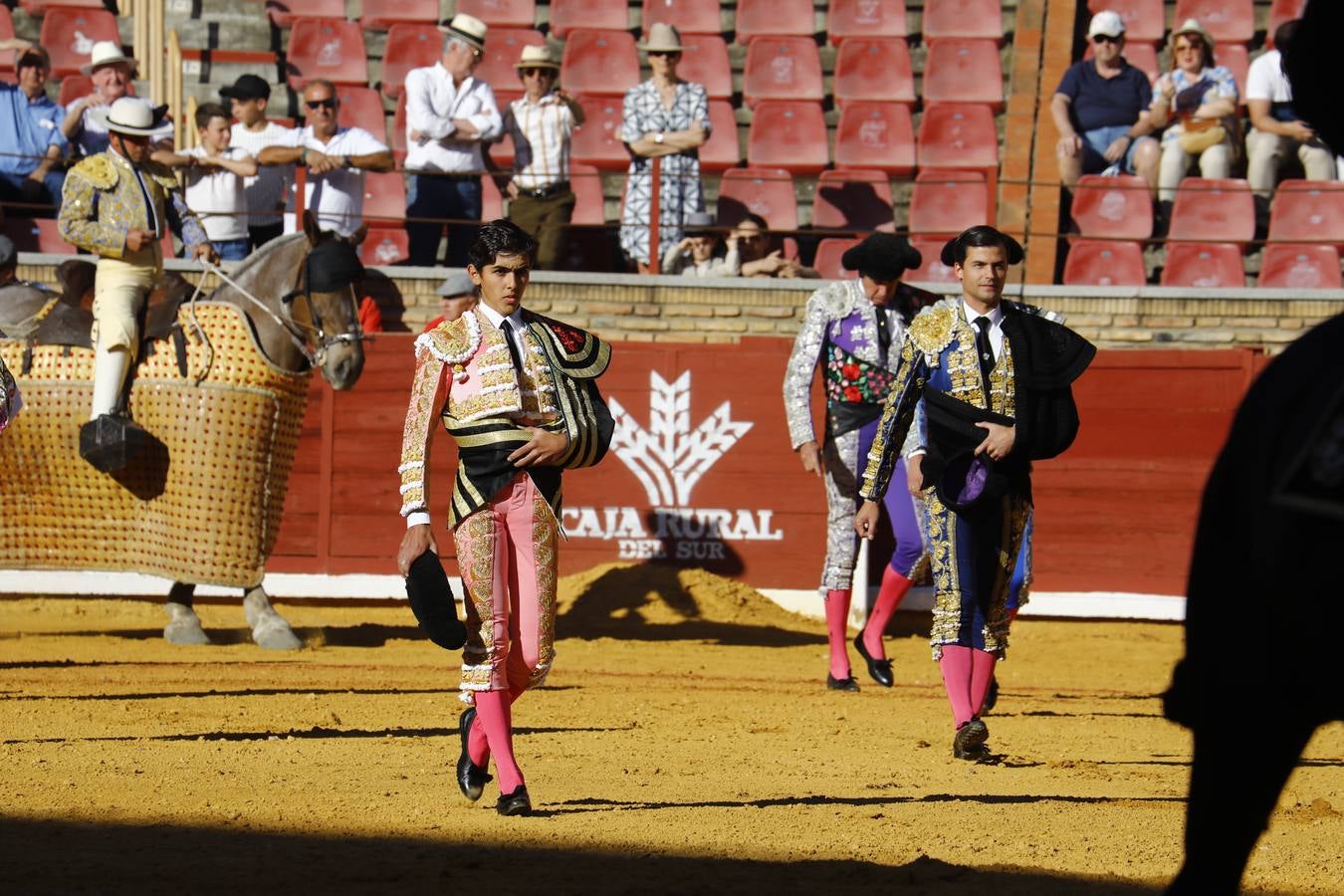 El triunfo de Manuel Román en su debú en la plaza de toros de Córdoba, en imágenes