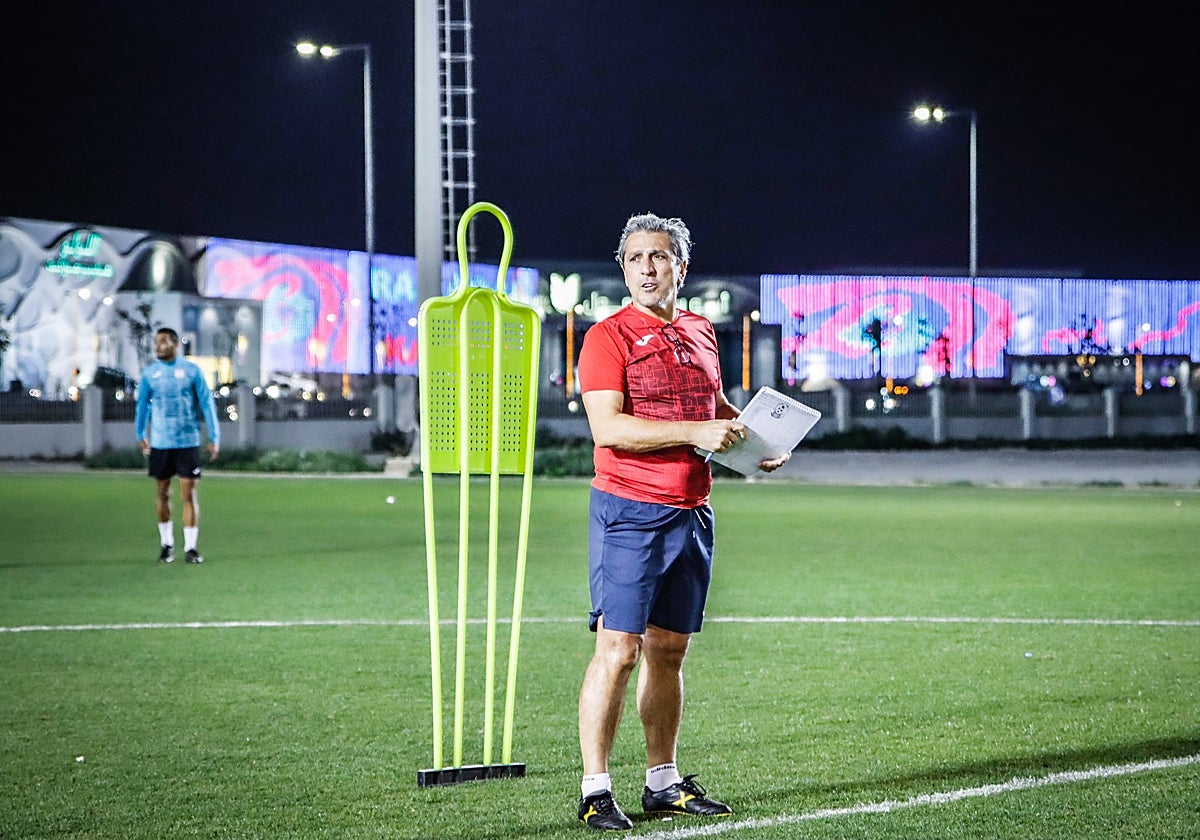 El técnico exblanquiverde Pepe Murcia durante un entrenamiento con el Muaither SC de Qatar