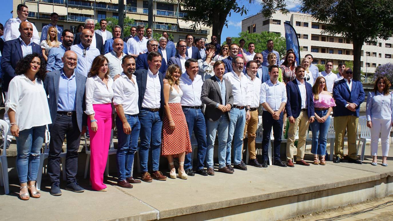 Los 77 candidatos del PP a las alcaldías de Córdoba, con Repullo y Molina, este sábado, en el acto de campaña en el Vial Norte de la capital cordobesa
