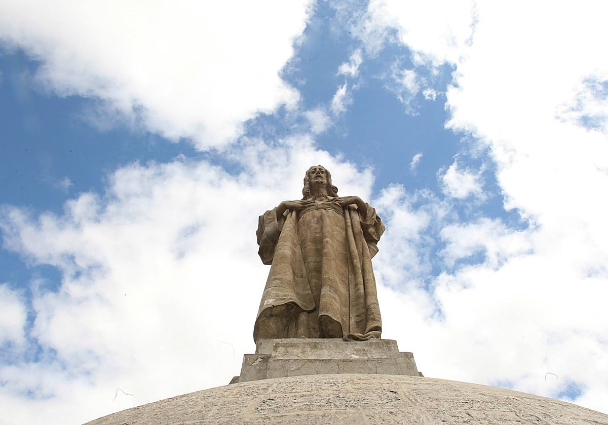 Cristo del Sagrado Corazón en lo alto de la torre sur de la Catedral de Valladolid