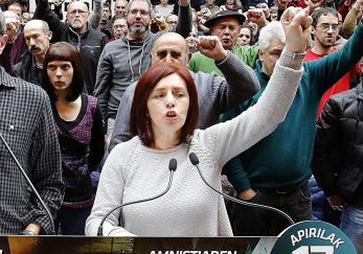 La candidata a la alcaldía de Régil (Guipúzcoa) y exetarra condenada por delitos de sangre, Begoña Uzkudun / Vídeo: Otegi denuncia un ataque contra EH Bildu