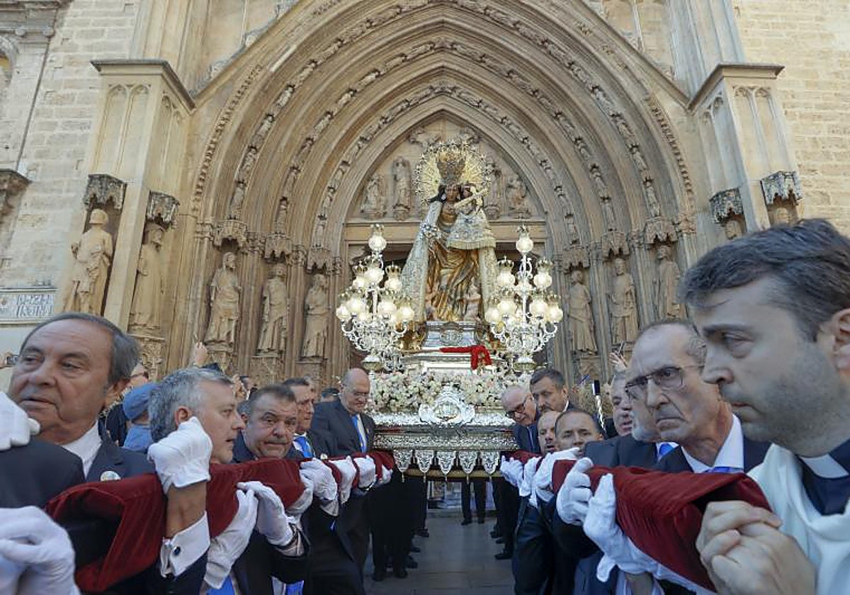 Imagen de la Virgen de los Desamparados en el centenario de su Coronación