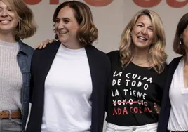 «La culpa de todo la tiene Ada Colau»: la camiseta 'canalla' de la campaña de los comunes que incluso se pone Yolanda Díaz