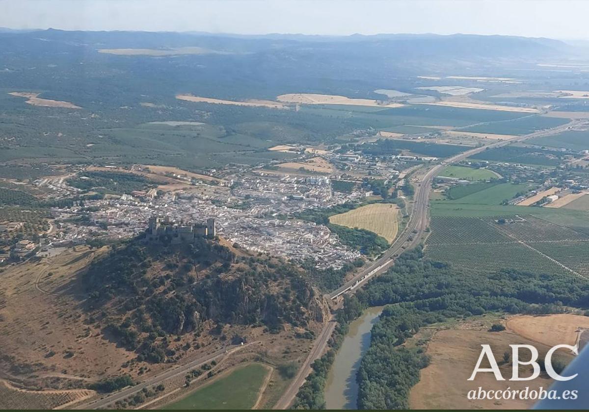 Almodóvar del Río, con su imponente castillo, desde el aire