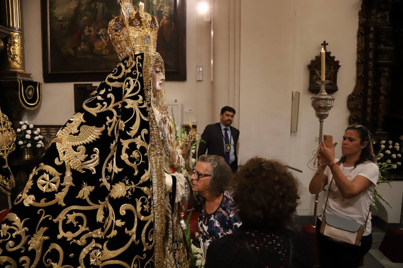 En imágenes, el besamanos extraordinario de la Virgen de los Dolores de Córdoba