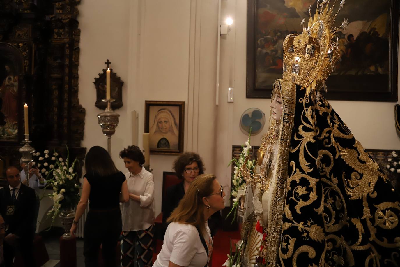 En imágenes, el besamanos extraordinario de la Virgen de los Dolores de Córdoba