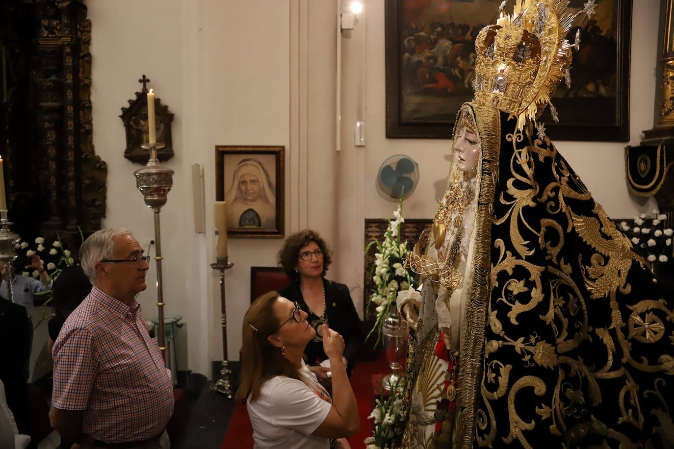 En imágenes, el besamanos extraordinario de la Virgen de los Dolores de Córdoba