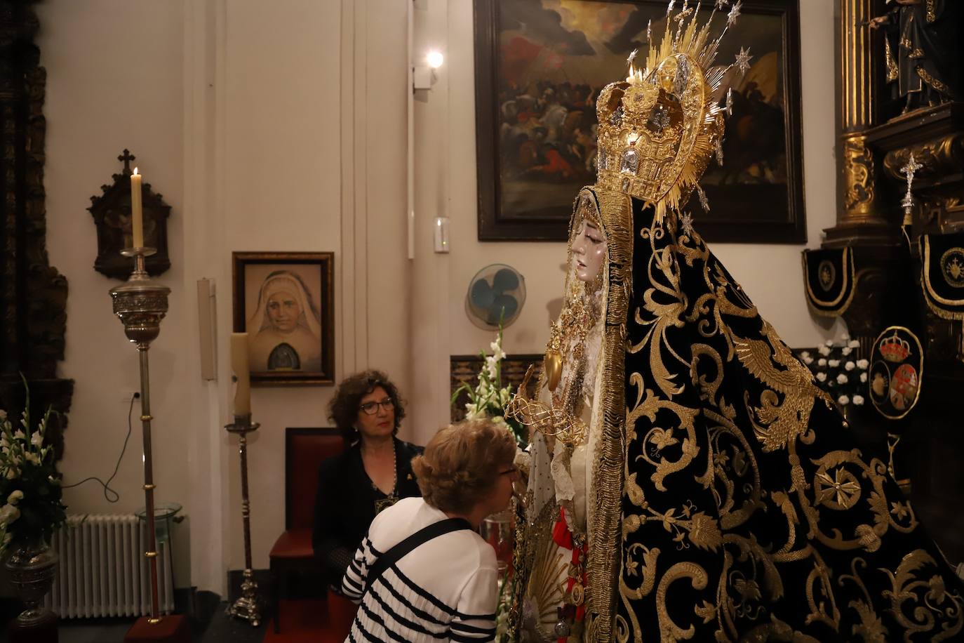 En imágenes, el besamanos extraordinario de la Virgen de los Dolores de Córdoba