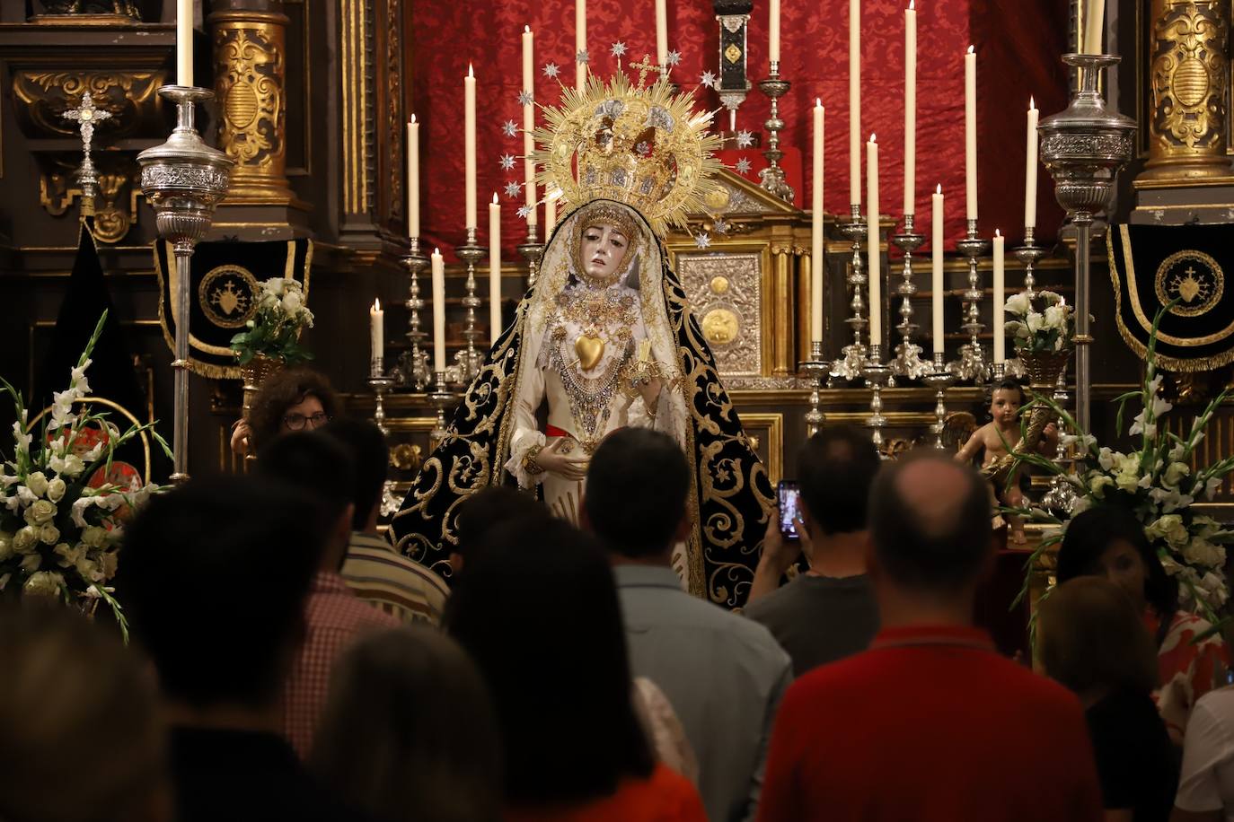 En imágenes, el besamanos extraordinario de la Virgen de los Dolores de Córdoba