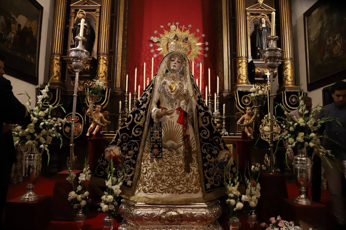 En imágenes, el besamanos extraordinario de la Virgen de los Dolores de Córdoba
