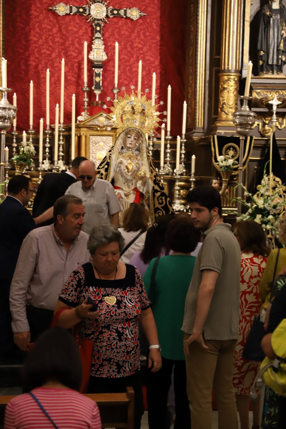 En imágenes, el besamanos extraordinario de la Virgen de los Dolores de Córdoba