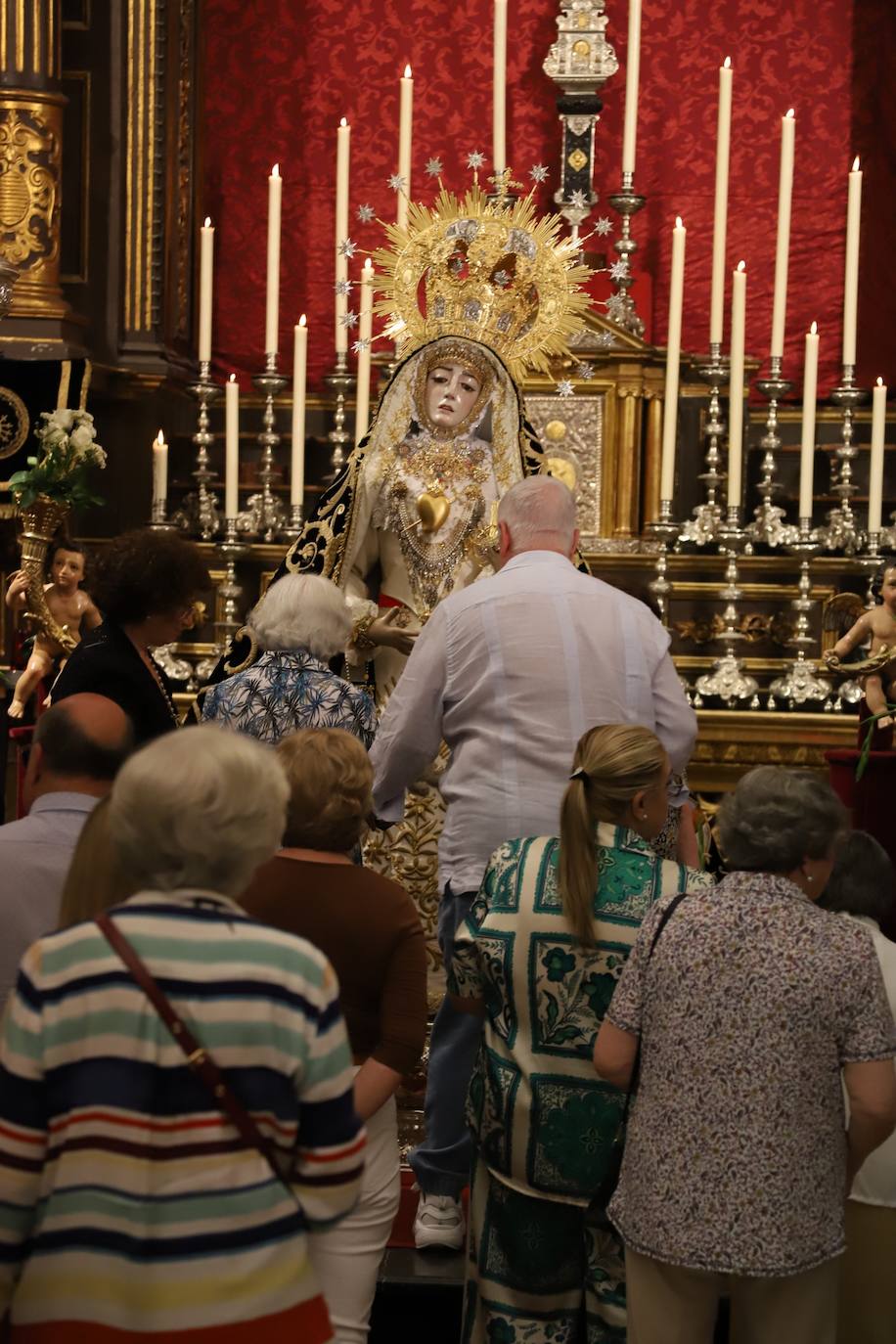 En imágenes, el besamanos extraordinario de la Virgen de los Dolores de Córdoba