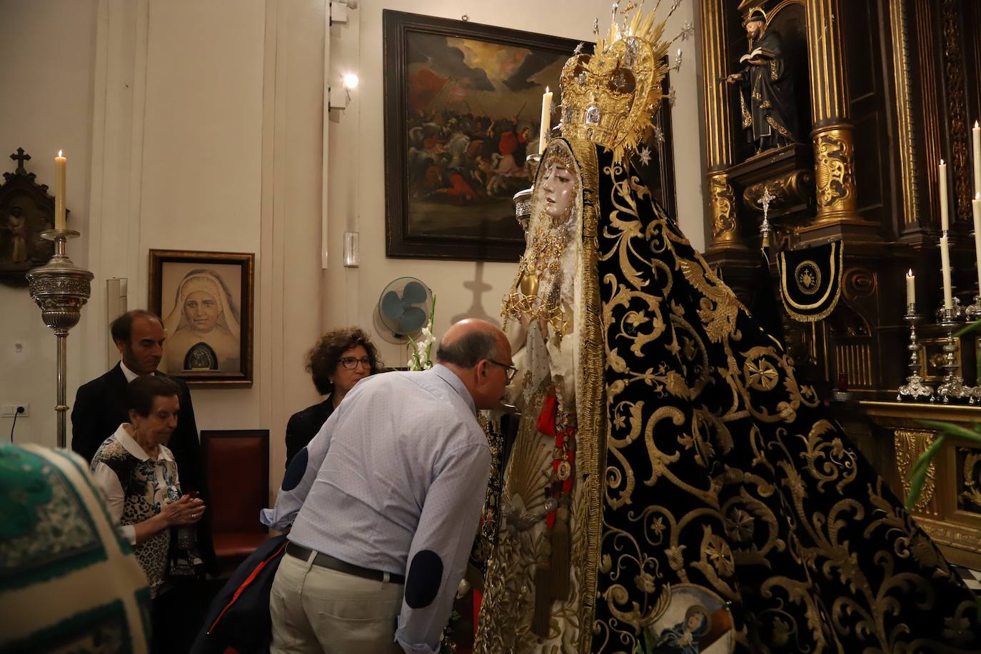En imágenes, el besamanos extraordinario de la Virgen de los Dolores de Córdoba