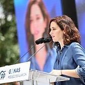 El plan de Ayuso para las familias: 1.800 euros por hijo en partos múltiples y más ayudas para las numerosas y las monoparentales