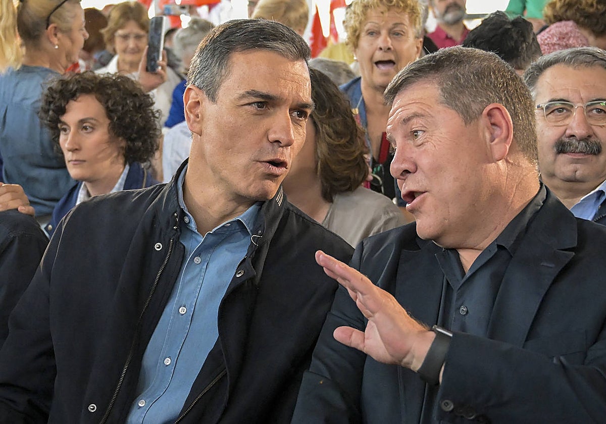 Sánchez y Page, en un momento del mitin de este domingo en Puertollano (Ciudad Real)