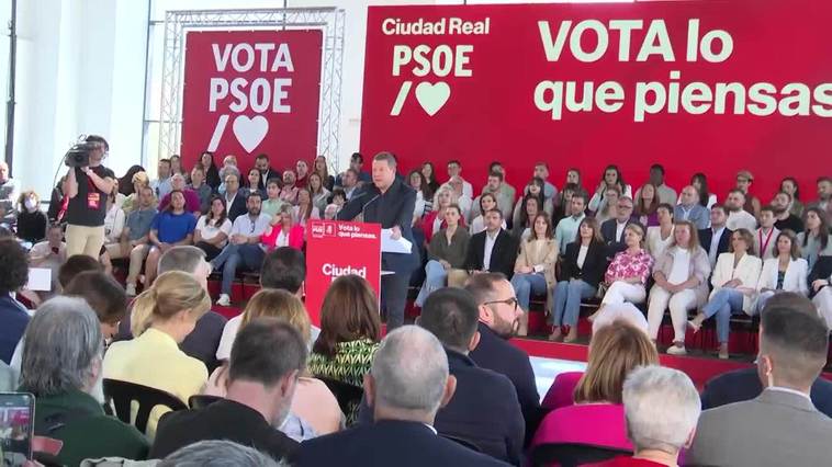 Tibio encuentro entre Page y Sánchez durante el acto de Puertollano