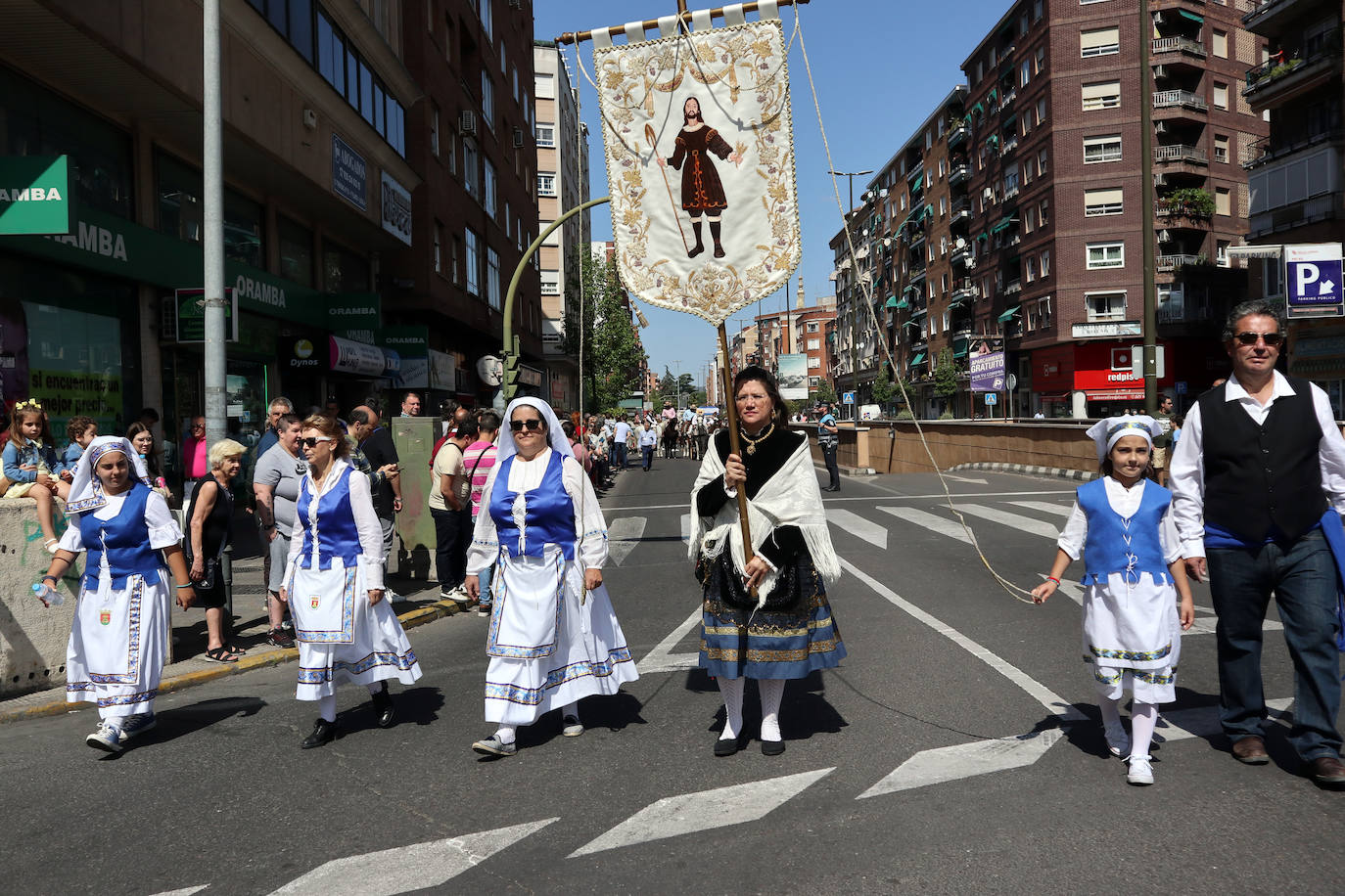 Brillante desfile de carrozas para cerrar las fiestas de San Isidro en Talavera