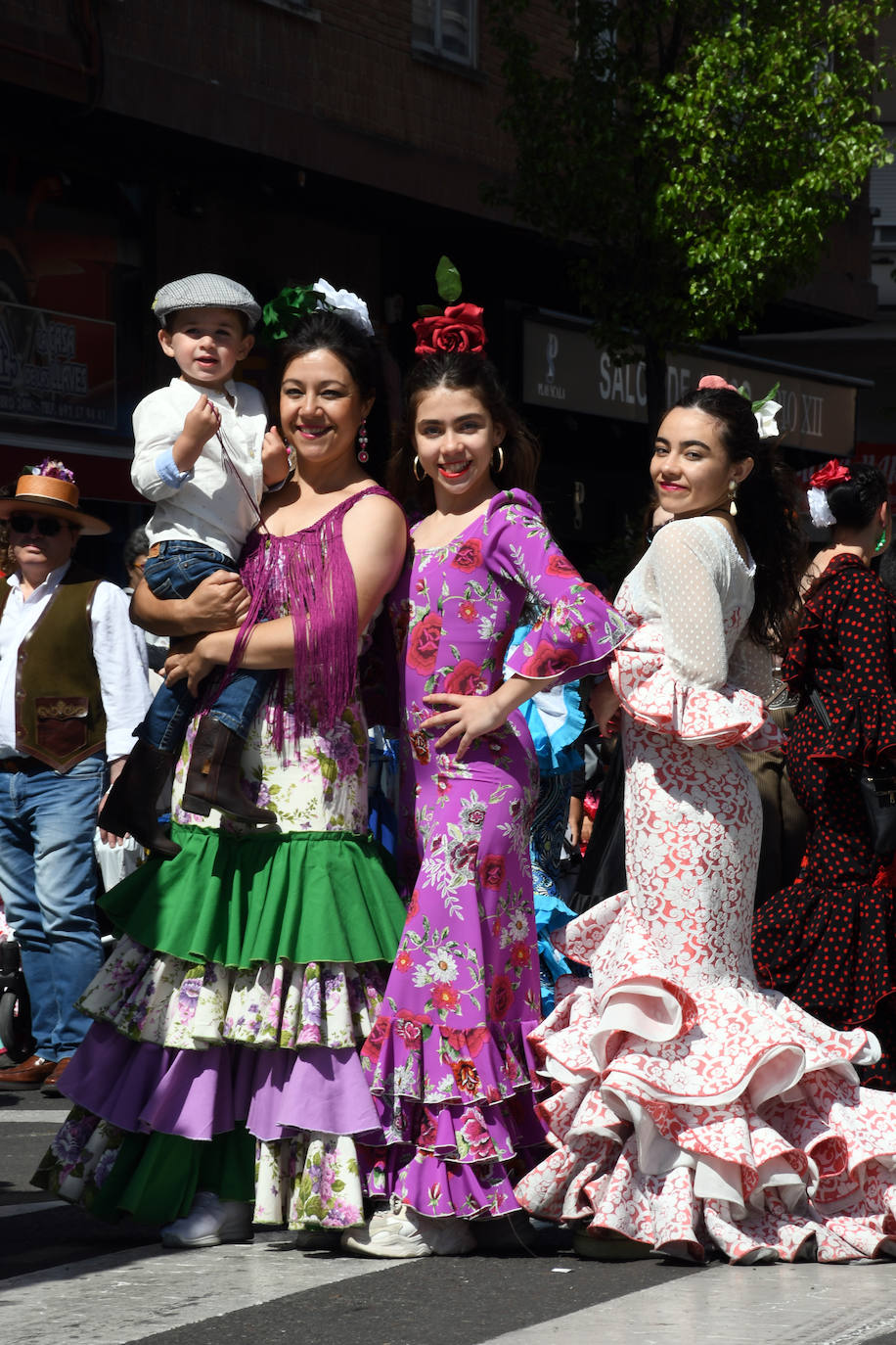 Brillante desfile de carrozas para cerrar las fiestas de San Isidro en Talavera