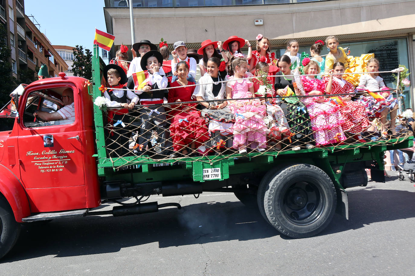Brillante desfile de carrozas para cerrar las fiestas de San Isidro en Talavera