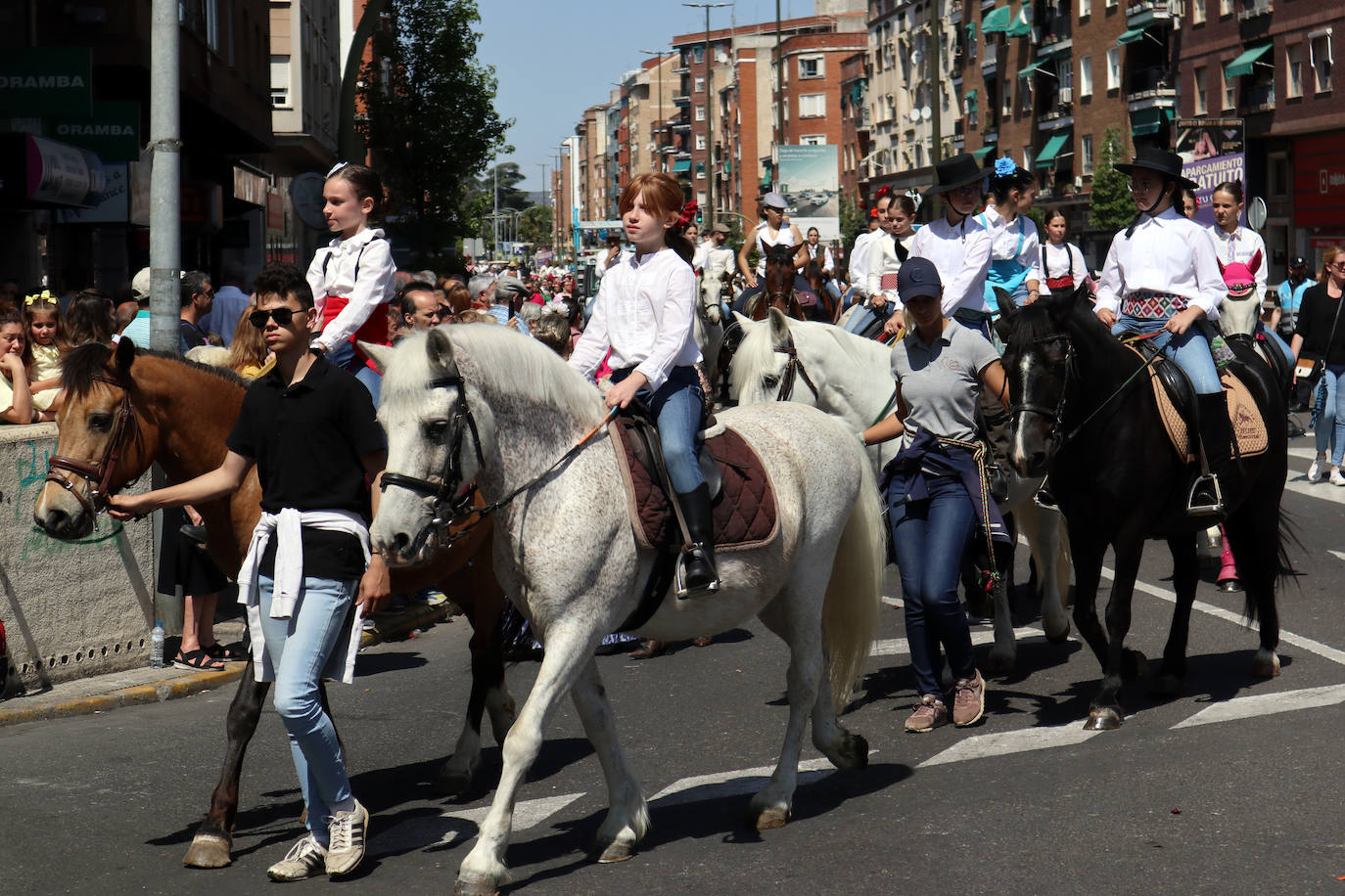Brillante desfile de carrozas para cerrar las fiestas de San Isidro en Talavera