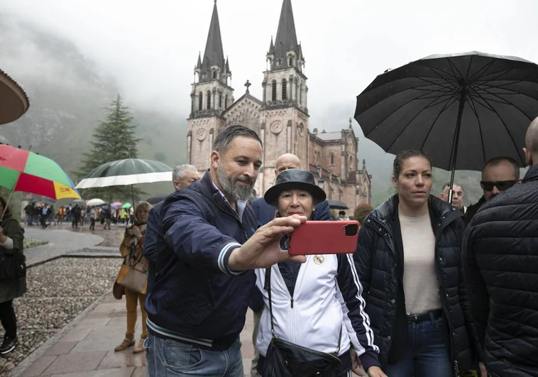 Abascal se hace una foto con una simpatizante en Covadonga