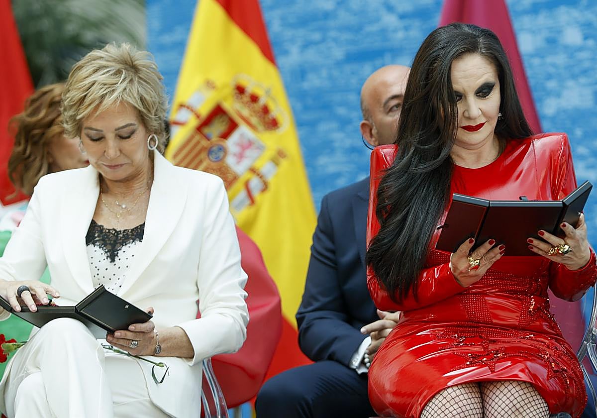 La periodista Ana Rosa Quintana y la cantante Olvido Gara 'Alaska' observan las distinciones tras recibir la Medalla de Honor de la Ciudad de Madrid
