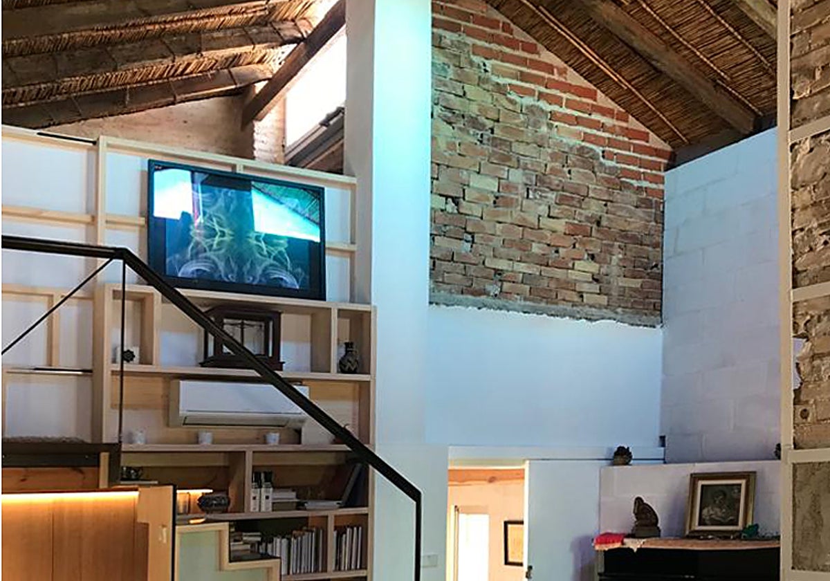 Interior de la barraca de Murcia en la que se ven elementos en ruina integrados tras la restauración