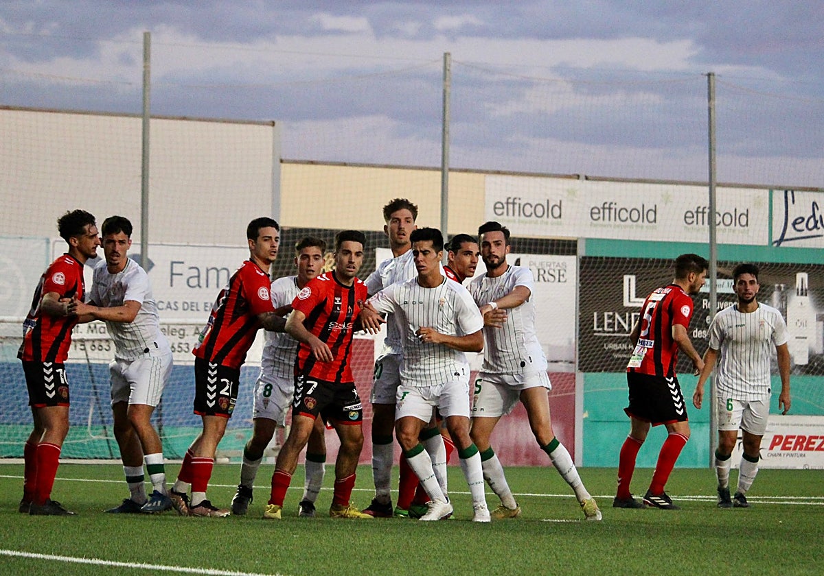 Córdoba B y Salerm Puente Genil durante el duelo en el Manuel Polinario