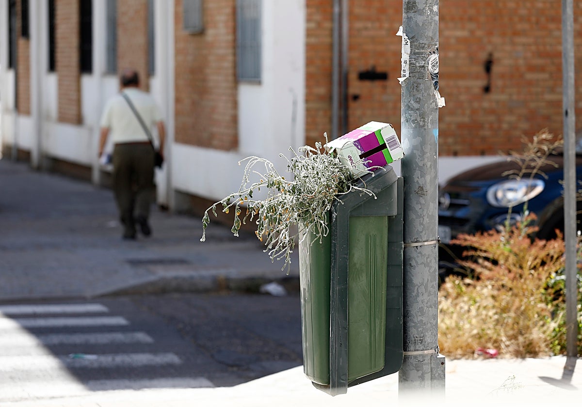 Un vecino camina por el barrio de La Fuensanta