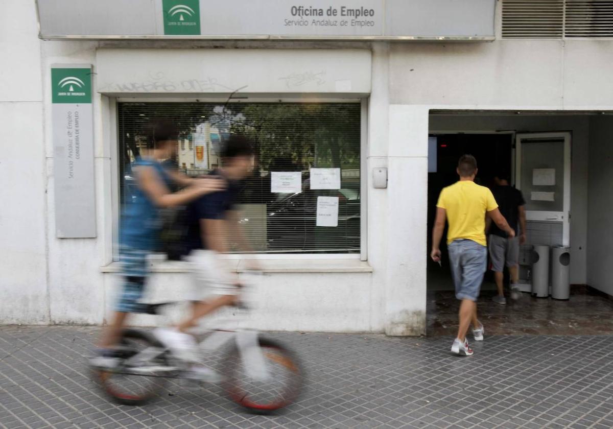 Un joven entrando en una oficia de empleo de la capital