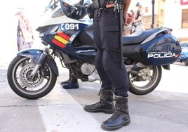 La Policía Nacional evita que un menor de 16 años se precipite desde un puente en la localidad valenciana de Alzira