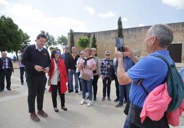 Robles garantiza sobre el 'terreno' el campamento militar de Monte la Reina «sin dar fechas»