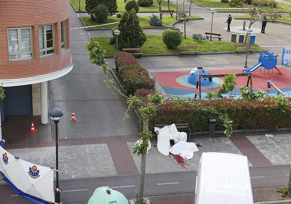 Los dos cadáveres han quedado tendidos en un banco de la localidad