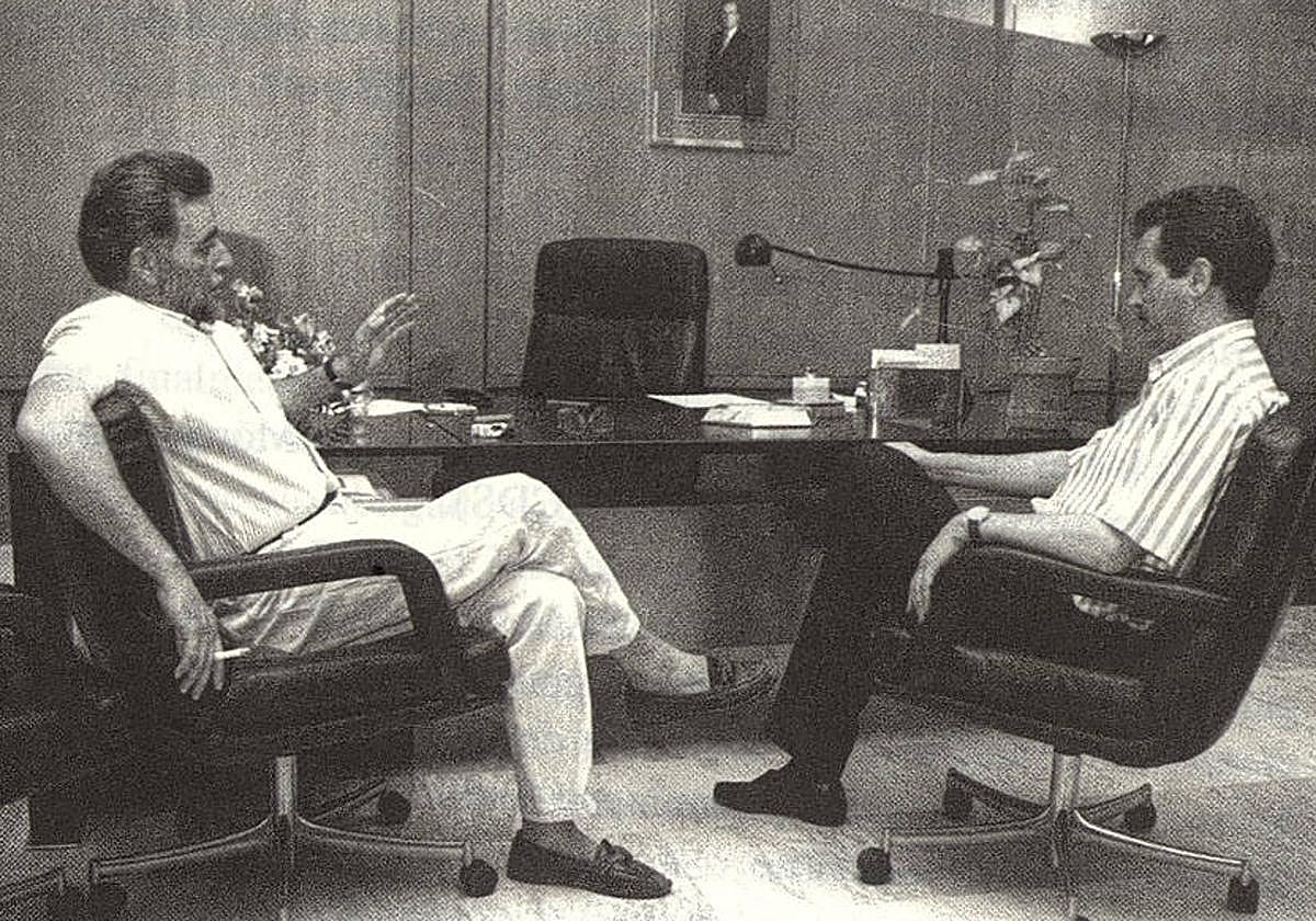 Julio Anguita con Herminio Trigo, quien le sucedió, en el despacho de la Alcaldía de Córdoba