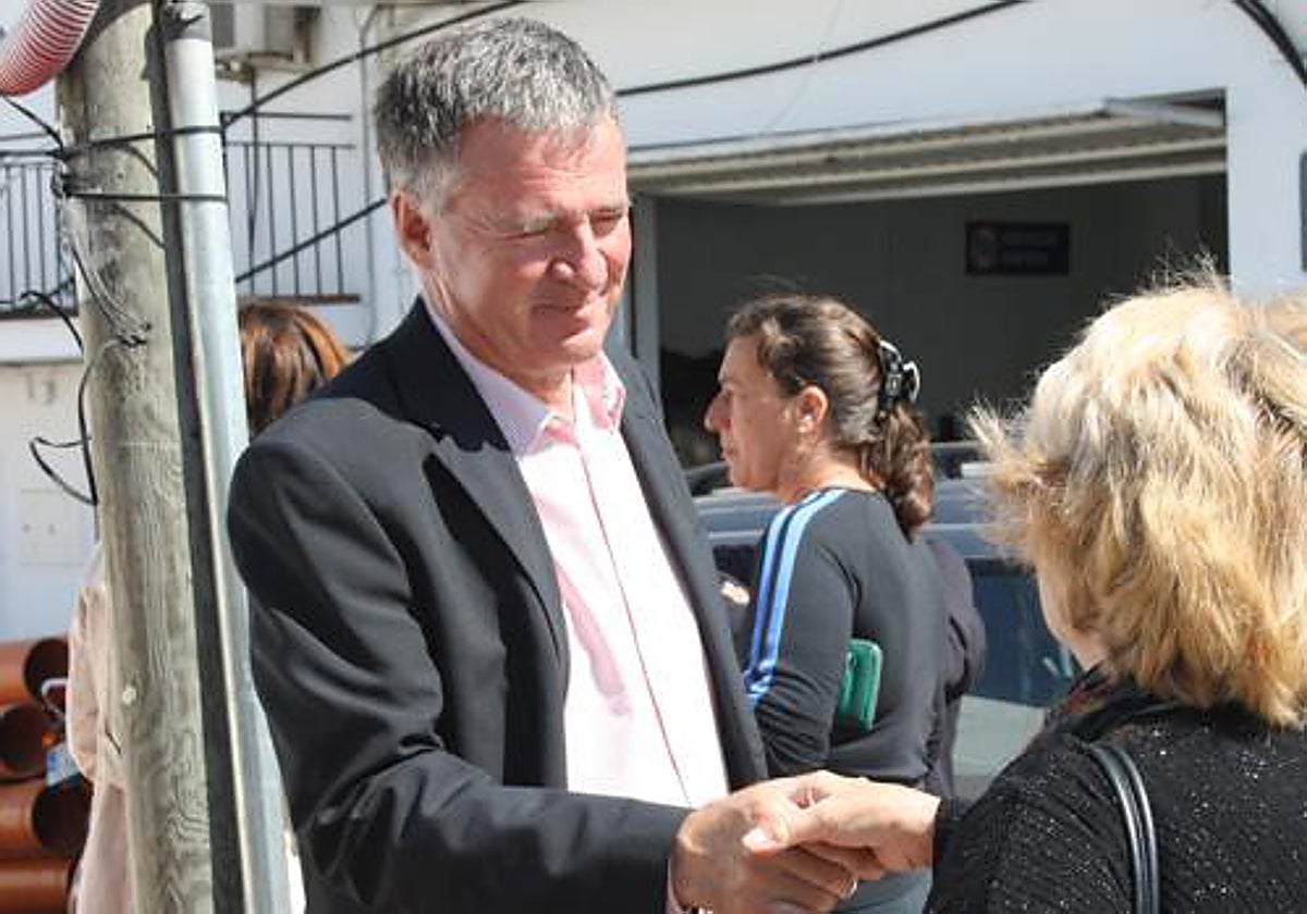 Ángel Nozal saluda a una vecina en Mijas