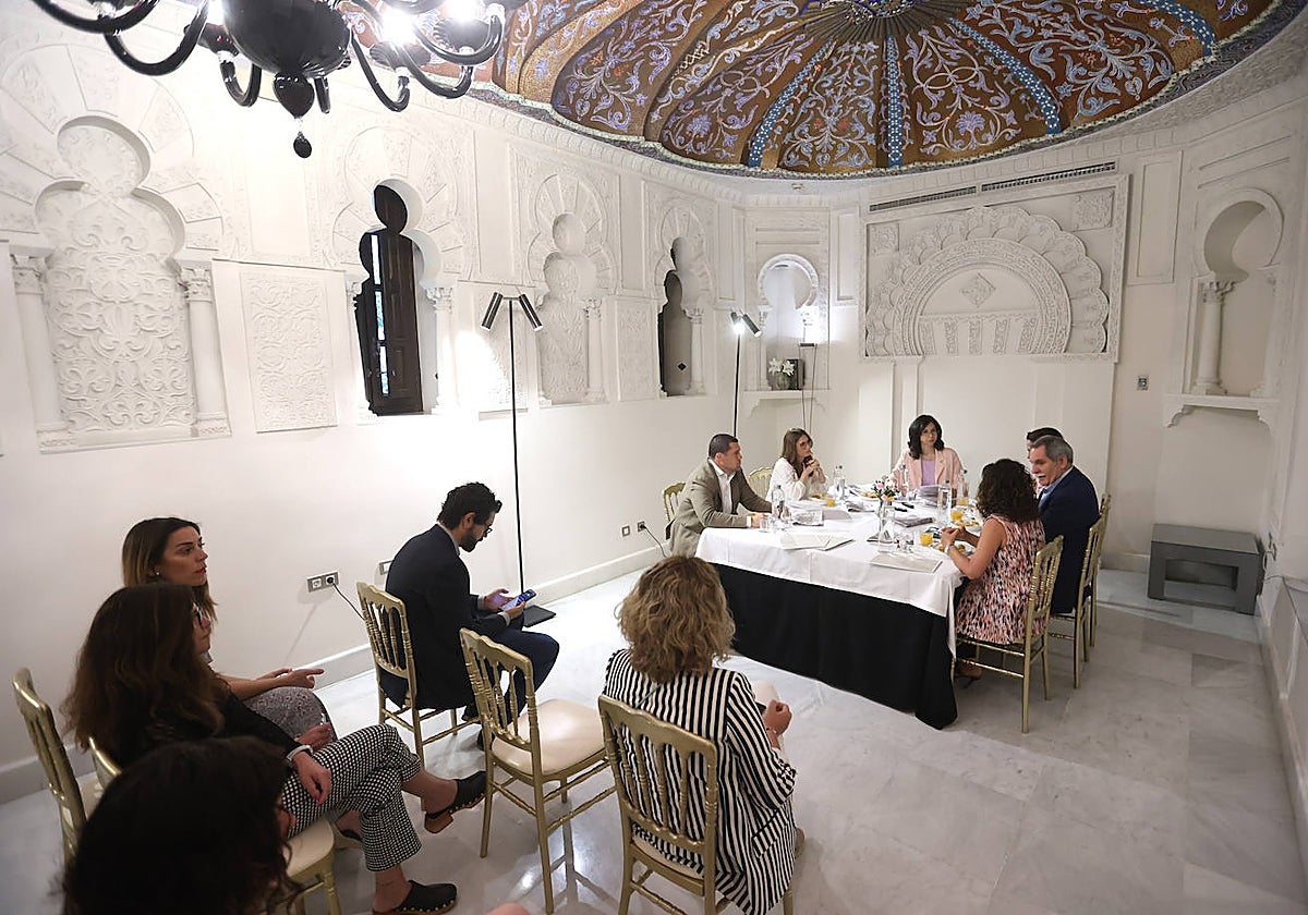 Un instante de la mesa de redacción de ABC, en el Hotel Hospes Palacio del Bailío