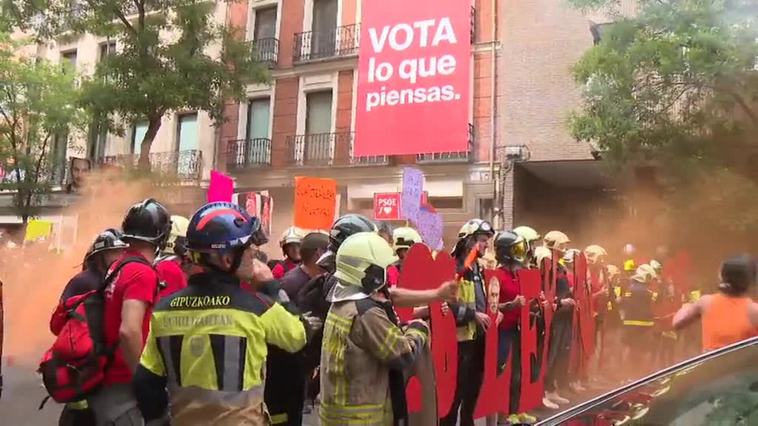 Miles de bomberos exigen ante el Congreso una ley marco que regule sus funciones