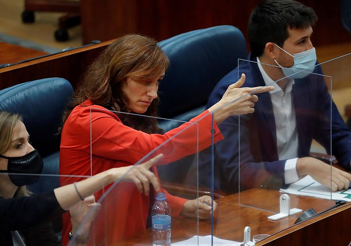Mónica García, haciendo el gesto del pistolero en la Asamblea de Madrid