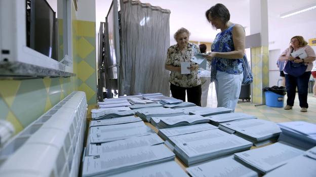 Dos mujeres eligen sus papeletas en un colegio electoral de Córdoba en las últimas municipales
