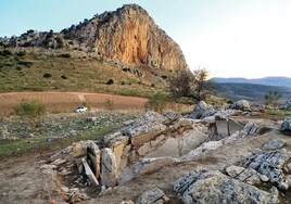 Descubren una tumba megalítica de 5.400 años de antigüedad a los pies de la Peña de los Enamorados de Antequera