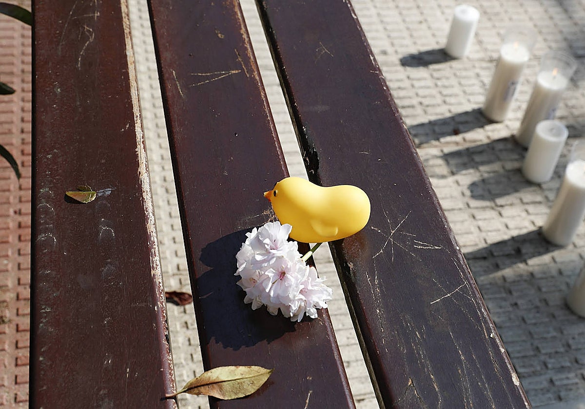 Los vecinos han colocado flores y velas en recuerdo de Lourdes