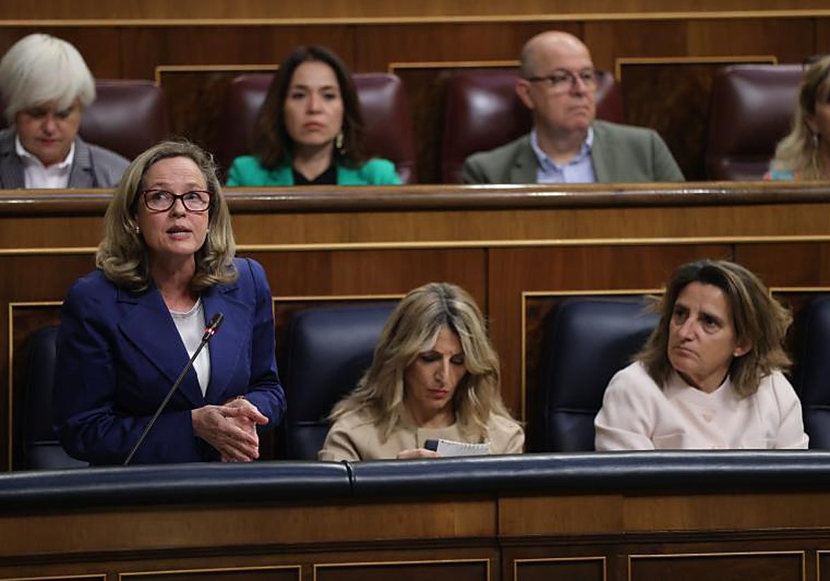 Nadia Calviño, en el Congreso, junto a Yolanda Díaz y Teresa Ribera