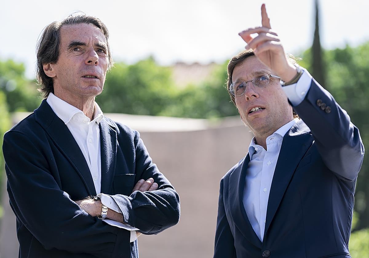 El expresidente del Gobierno José María Aznar junto al alcalde de Madrid y candidato municpal del PP José Luis Martínez-Almeida