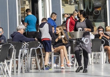 «¿Tiene inconveniente en usar escote?»: clamor contra un hostelero por las condiciones para contratar a una camarera