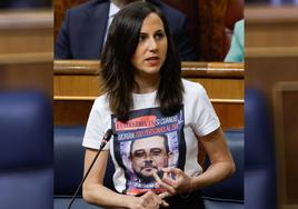 Belarra aparece en el Congreso con una camiseta con la foto del hermano de Ayuso