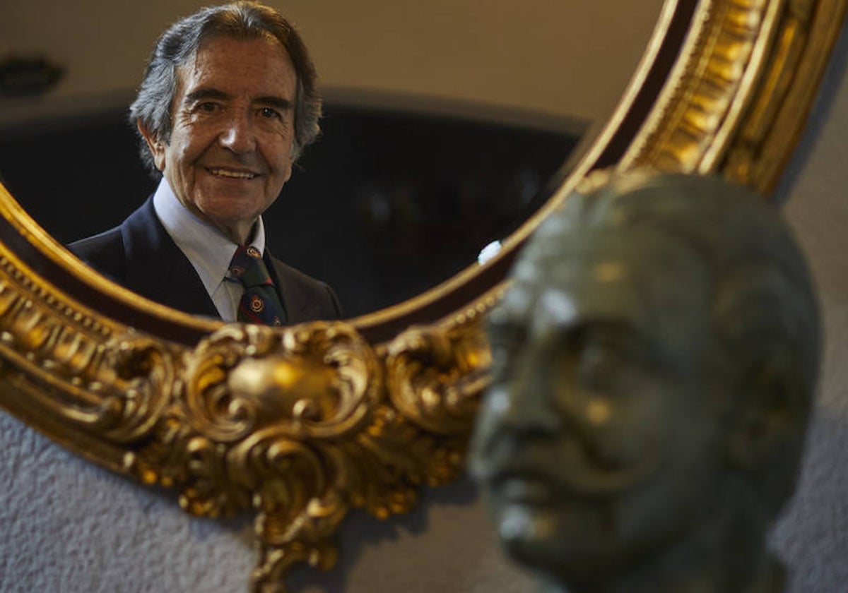 El empresario, reflejado ante el busto de Muñoz Seca