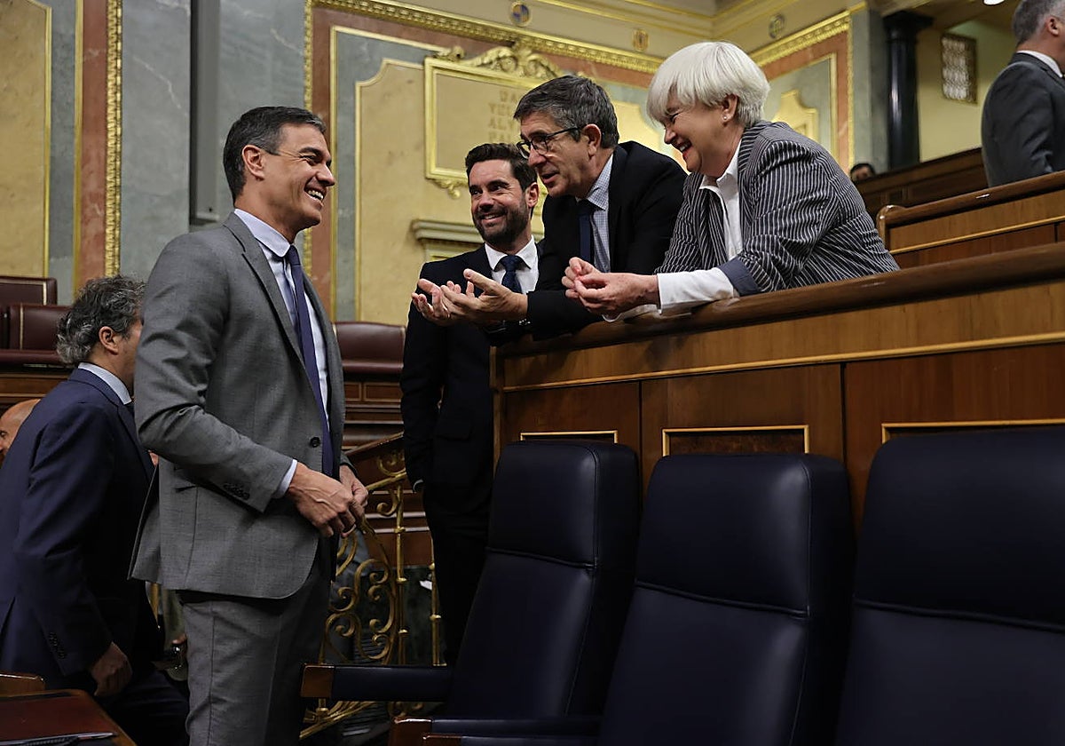 Pedro Sánchez conversa con Patxi López e Isaura Leal, este miércoles, antes de la sesión de control al Gobierno en el Congreso